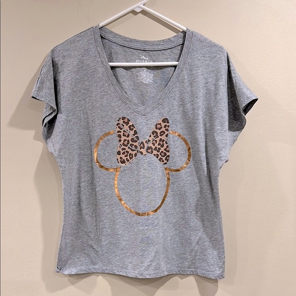🔥Disney Gray T-Shirt with Mini Leopard Bow Design🔥 - Picture 1 of 6